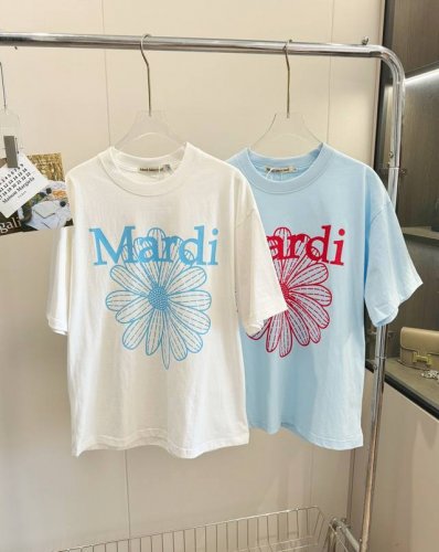 品名：Mard* 小雏菊清新蓝色系短袖T恤 尺码：S.M.L 颜色：白色 蓝色 蓝色配红花底新款，这个新配色也是神仙级配色，超级好看。夏日小清新选这个配色总没错