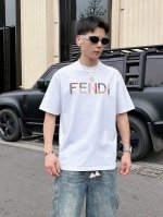 Fendi 芬迪 2025夏季最新款 专柜同步有售 原单狠货 时尚休闲圆领短袖T恤 上身很有特点 吸睛而有亮点 进口原版面料 顶级刺绣工艺字母图案装饰Logo