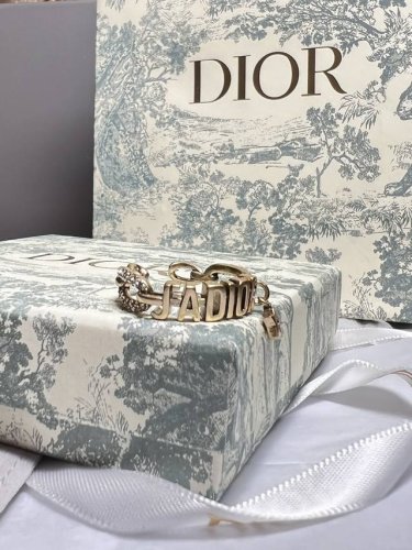 戒指 dior迪奥Jadior字母镶钻五角星吊坠开口戒指 这款戒指优雅时尚 采用金色饰面金属精心制作 链环设计 搭配镶嵌锆石的造型钻 提升格调 也可与其他款叠戴