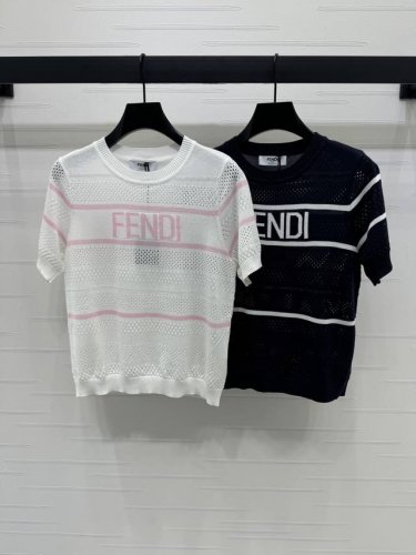 上新原单高端品质 Fend* 2025春夏最新系列！镂空圆领针织短袖！定制进口羊毛针织材质 亲肤透气 质感上乘 撞色条纹 胸前标志性Logo提花 通体镂空肌理