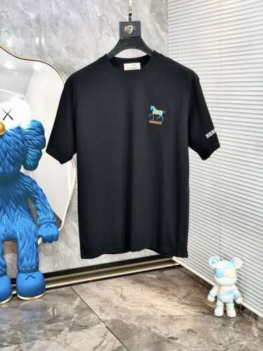 爱马仕。穿200斤。宽松版 顶级货品2025春夏新款首发专柜最新款短袖圆领T恤 高端订制 设计前卫时尚！品牌Logo重工艺设计 高端定制天丝面料.手感柔软.穿着