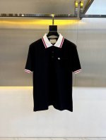 Gucc古驰、25S新款Gu家族撞色织带装饰针织Polo衫，男士复古学院风轻奢翻领T恤。大秀复古风潮，衣袖饰有撞色织带，源自美国东北部常春藤盟校的学院风格，持续