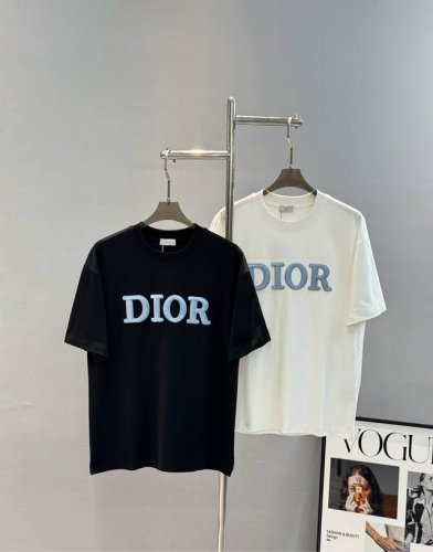 Dio*R迪-奥25S潮牌T恤.男女同款！基础的版型为框架.胸口精致3D字母立体刺绣.毛感细节为整体搭配起到至关重要的作用，增添了不少吸睛度，犹如画龙点睛般完美