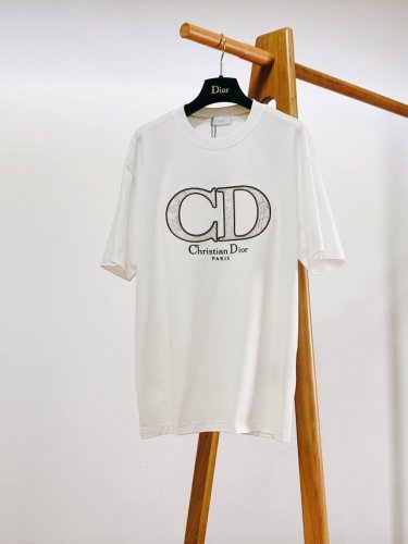 Dior Homme 迪奥 桀傲 2025Ss春夏新品 限定字母刺绣短袖，重磅级尤物单品，官网在售系列。奢侈一线大牌的御用面料厂织造，手感柔软 舒适，穿着无累赘