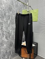 25年新款 春夏休闲裤！美学的焕新诠释,演绎浓郁的格调型时尚风范,细节感和设计感强悍.经典品牌标识做为色彩搭配,演绎经典的品牌时尚,为整体造型增光添彩.进口面料
