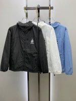 新品 普拉达渠道精品.2025Ss春夏新款运动服夹克防晒服外套！防晒衣经典之余增添了与时俱进的时尚感,型男靓女的最佳选择.新型轻量绢丝纤维尼龙面料,轻盈透气,绗