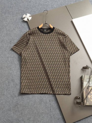 fendi 芬迪微宽版型Xs-L 新款独家限定 25年最新最顶级 满印花Logo暗纹绣字母Logo 双袖后背格纹贴布 精美重工艺 300克洗水面料T恤作为奢侈界