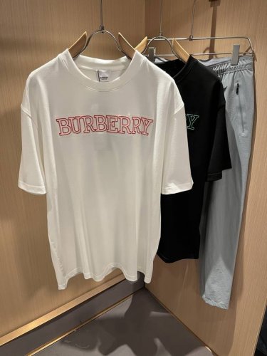 burber*Y巴*莉2025春夏新品男女同款短袖T恤，重磅来袭，最近比较火热的环保纯棉面料制作而成，高端户外运动休闲系列，非常火热运动风潮！Bur最新研发的特