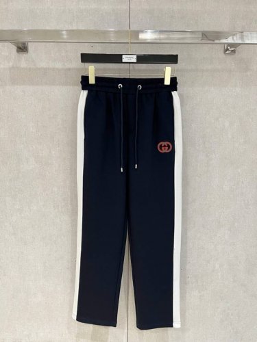 Gucci# 2025 铜氨丝莫代尔空气层春夏休闲裤子 美学的焕新诠释,演绎浓郁的格调型时尚风范,细节感和设计感强悍.经典品牌标识做为色彩搭配,演绎经典的品牌时
