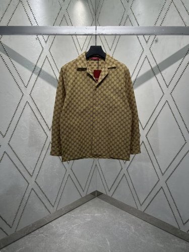 g家 25Ss新款字母交织图案以品牌创始人Guccio Gucci先生的姓名为创作灵感，作为品牌经典标识，不断呈现精彩设计。这款常规版型衬衫采用Gg帆布匠心打造