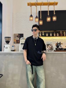 迪奥 新款字母印花双层重工短袖T桖 字母图案不管是T桖还是卫衣都是每年的爆款单品 前幅大面积印花采用大康丽数码印花机直喷 成本极高 经过多次的调试打版图案色差还