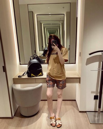 新品上新 Burberry 巴宝莉 字母印花短袖格子短裤套装 高级定制 ：*巴宝莉慵懒感套装 ：经典老钱 老钱风经典永不过时～ 上身超级减龄 松弛感的极简主义