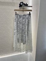 Dio*2025新品上架 蕾丝双层半身裙 定制Yb进口蕾丝材质 沿用绣花工艺处理 呈现出花型装饰 质感高级 透气舒适 窄腰设计 双层中长半裙剪裁 外层蓬松大摆若