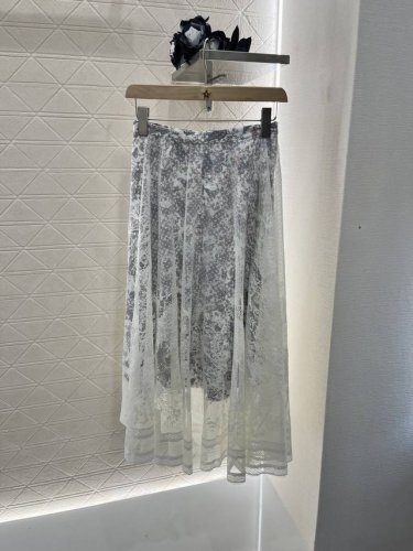 Dio*2025新品上架 蕾丝双层半身裙 定制Yb进口蕾丝材质 沿用绣花工艺处理 呈现出花型装饰 质感高级 透气舒适 窄腰设计 双层中长半裙剪裁 外层蓬松大摆若