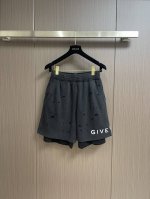 Givenchy 纪梵希破洞双层假两件短裤，采用320克毛圈面料，内衬使用26支爽棉，搭配双层破洞独特点缀，解构性裁剪处理成就了它独有的复古美感！电脑激光割破定
