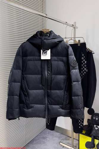 蒙口 官网款秋冬新款羽绒服。这款号称羽绒服届最高端的，全部90绒的三标齐全带着经典的Logo组合搭配，第一眼看到就是满满的视觉冲击，保暖性能更出色，轻便不厚重，