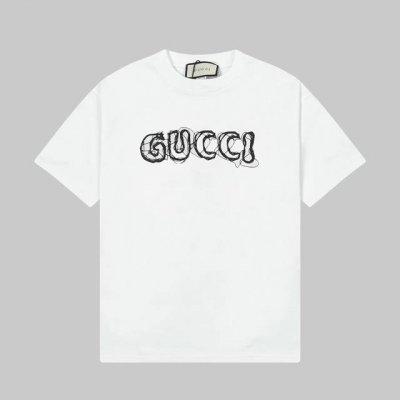 Gucci 古驰25Ss春夏新品前后印花圆领短袖T恤， 品牌标识细节则尽展大胆不羁的现代风范。这款T恤匠心缀饰互扣式双G元素和Gucci印花，演绎前卫个性型格