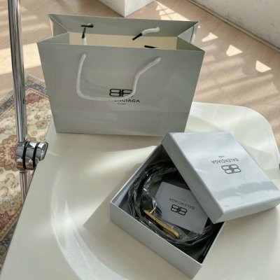 给她醉好的礼物，不贵但绝对精致# Blca巴黎S家黑金复古黄铜双B锁扣真皮腰带 牛皮材质 柔软耐磨 ！送人自留都是非常有面子的～随意折叠没有任何痕迹！！内部特殊