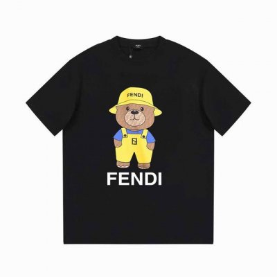 fendi 2025春夏最新砖柜同步 时尚又个性 超级百搭 宽松版型男女都非常合适 人手必备款 颜色: 黑色 白色 码数：Xs、S、M、L 面料：260克