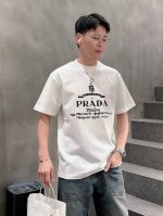 普拉达 2025春夏 最新款短袖T恤，原标 定制面料，手感柔软，穿着舒适，做工精细.上身效果无敌帅气， 码数 S-2Xl
