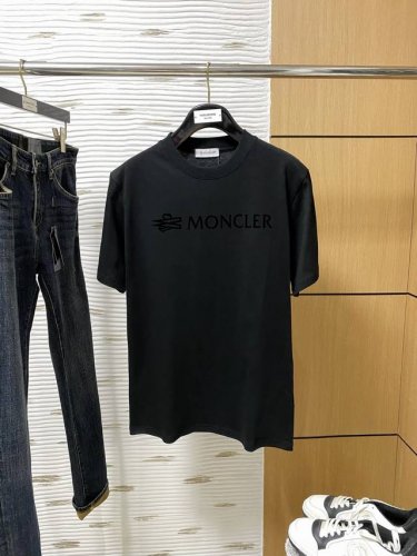 蒙口单穿打底都是首选 高定面料纯棉面料！2025春夏新品短袖时尚经典圆领短袖时尚单品设计，更加时尚舒适，高标准定制，上身非常有型，胸前品牌经典Logo 图案 客