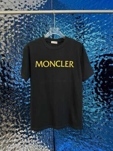 moncler 蒙口 新款上市 专柜系列纯棉T恤 全新设计灵感 极具时尚代表性 精致Logo设计 手感舒适透气 绝非一般的Yy之作 极为时尚耐看有腔调 上身效果