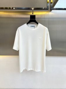 普拉达、2025春夏男士新款简约款圆领短袖T恤。进口定织面料，主打穿着舒适、%22.4棉、%48.7聚酯纤维、%24.9莫代尔、%4氨纶、面料手感丝滑柔软，透气
