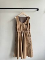 miumi* 25Ss春夏新款 徽标咖色无袖连衣裙丨独家Yb开发！高版出品！拉链和徽标都特别有设计感 两侧有拉链口袋设计 腰间抽绳收腰显瘦 无袖款特别适合夏天穿