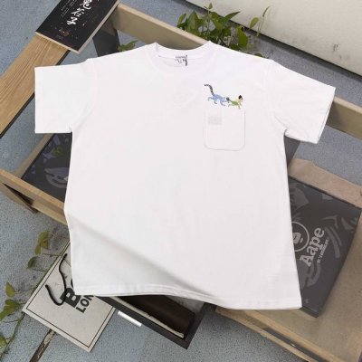 高版本 2025新款Loewe罗意威刺绣口袋长尾猴追逐图案Logo绣花休闲情侣宽松短袖T恤，独一无二的活性环保面料染色，进口田岛机器刺绣，32支双纱精梳纯棉爽滑