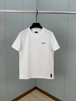 Fendi 25春夏新品小怪兽刺绣徽章短袖T恤，正面胸前饰有Fendi Roma字样以及红色和金色Fendi Eyes刺绣徽章设计，下脚缝有Fendi贴条标识并