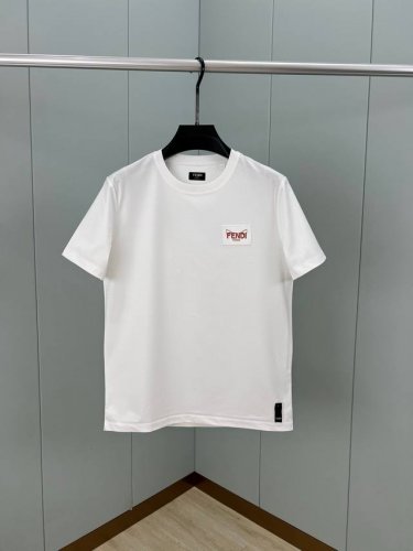 Fendi 25春夏新品小怪兽刺绣徽章短袖T恤，正面胸前饰有Fendi Roma字样以及红色和金色Fendi Eyes刺绣徽章设计，下脚缝有Fendi贴条标识并
