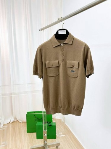 prada 普拉达 25Ss新款针织短袖，超经典设计，简约没有任何多余累赘感，衣橱不可缺少的一件百搭单品，采用优质羊毛制作而成，穿身上超级舒适，前卫又实穿，精致