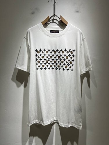 Louisvuitt*路易*登 2025春夏全新系列单品上线 非常时髦前卫的一款男女同款短袖T恤 标识Logo图案印花修饰 区别于以往的不同 宣示品牌传承多年的