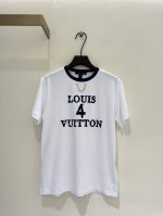 Lv 拼色数字4印花短袖T恤 本款T恤出自Colormania系列 以柔软棉质针织塑造直筒廓形 为经典设计注入动感活力 正面呈现复古Louis 4Vuitton