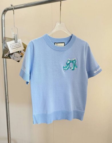 价格P： 品名：Gucci*Playful 蝴蝶结刺绣袖口字母提花针织短袖 尺码：M.L 颜色：淡蓝色 甜妹元气的Gucc女孩，又甜又盐，既休闲又优雅。Baby