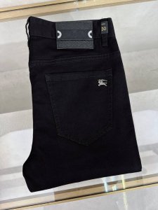 巴宝莉 2025春夏新款现货上市，原单爆款牛仔裤超级定制款，原版五金，超级重工工艺，版型超赞细节做工无可挑剔！款式不挑人，特别高档，好货不等人，看中赶紧下手，尺