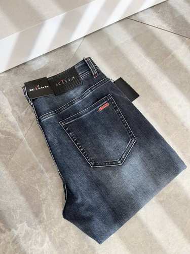 kiton 2025春夏新品男士高端休闲百搭四季通勤修身剪裁牛仔裤！对于粉丝来说，这样大气的经典设计足矣一眼种草，是今年所有牛仔裤当中最帅的一个系列，我只需要看