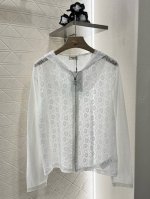 celin*2025新品上架 蕾丝绣花镂空连帽开衫 定制Yb天丝纱线织造 质感高级 穿搭松弛 连帽针织防晒罩衫剪裁 大身躯干部分利用蕾丝绣花镂空肌理交织出花朵造