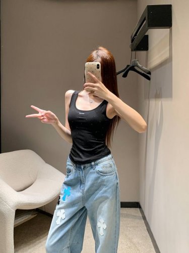 25Ss春夏新款 字母贴饰烫钻小背心丨独家高版出品！辣妹Girl必入单品！遮副乳也是绝绝子！真的非常Nice！时髦精致 简约百搭 搭配高腰裤 裙 随便凹个造型就