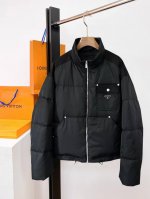 P510 Prada 普拉达 官网同款 2025春冬新款羽绒服。这款号称羽绒服届最贵的，全部90绒的。带着经典的Logo组合搭配，第一眼看到就是满满的视觉冲击，