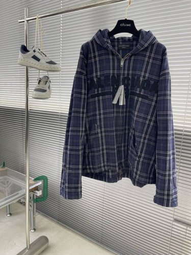 Balenciag 2025早春格子拉链连帽外套 采用高克重棉质混纺 含微量弹性纤维 ，确保硬挺度与舒适度的平衡。格纹由深紫、炭黑及灰调经纬纱线交织，通过微调纱