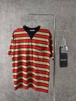 prada 普拉达2025新款字母贴布刺绣条纹撞色短袖T恤男女同款 Prada条纹T恤，经典与时尚的碰撞。深浅绿搭配黑白条纹，独特吸睛。V领巧思，修饰颈部线条
