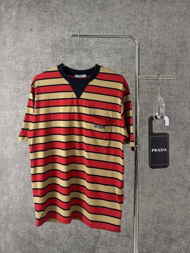prada 普拉达2025新款字母贴布刺绣条纹撞色短袖T恤男女同款 Prada条纹T恤，经典与时尚的碰撞。深浅绿搭配黑白条纹，独特吸睛。V领巧思，修饰颈部线条