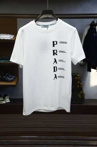 prada普拉达 2025夏装新款男女同款短袖T恤，！定制专属皮马棉面料，定制原版工艺螺纹，胸前重工字母Logo工艺设计！简约大方，从容百搭，档次极高，完美融入