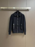 lv 皮革针织羊毛拉链开衫 采用美丽奴羊毛面料 该款毛料带羊毛成份78% 是一款超高羊毛成份的一款毛纱 织机成品衣服中带有22 棉料 使衣服为上身会更为版型更好