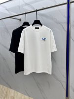 arc*始祖鸟 2025Fw春夏新品圆领打底外穿T恤，立体感Logo微廓形半袖纯棉打底，手感面糯有骨感，柔而有韧性。工艺处理，韧性和抗皱性能得到大幅度提高。微廓