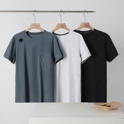 品名:Descente 迪桑特男士训练速干运动圆领短袖T桖2 颜色：灰白色 墨绿色 黑色 尺码：M-4Xl 面料:79%锦纶，21%氨纶