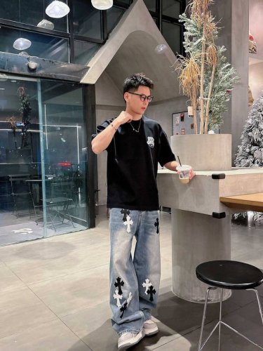 25Ss Lv新款圆领短袖T恤 选用330克双纱平织棉面料打造 3D立体效果印花工艺 后领品牌Logo标识 螺纹针织领口 男女同款 码数 S-2Xl 颜色 黑