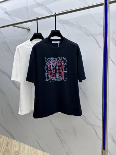 Givenchy*纪梵希 2025Fw春夏新品圆领打底外穿T恤，立体感Logo微廓形半袖，活性纯棉打底T恤，棉，手感面糯有骨感，柔而有韧性。工艺处理，韧性和抗皱