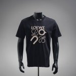 Loewe 罗意威 25Ss 昂跑联名刺绣短袖 面料采用32支双纱280克高克重纯棉面料 厚织感加上紧密纺纱工艺，不会影响Tee的透气性，成色的饱和度很高 胸前